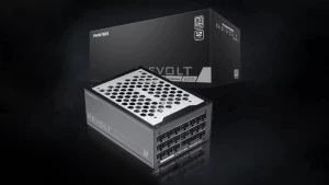 Блок питания Phanteks Revolt 2200 весит около 5,7 кг