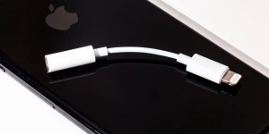 Apple прекращает производство переходника с Lightning на 3,5 мм