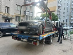 У горожанина арестовали BMW за долги