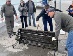 Водолазы нашли на дне у набережной лавочку и мусорный бак