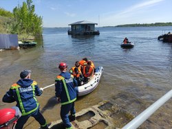 В Затоне тренировались спасать людей с тонущих лодок и острова