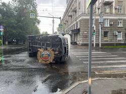 ДТП в центре города: 'Газель' на боку, один автомобилист в больнице