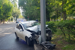 'Рено' врезался в столб. Пассажирка в больнице