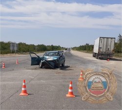 В ДТП с грузовиком пострадали 3 человека из легковушки