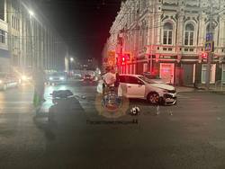 На перекрёстке в центре травмировался мопедист