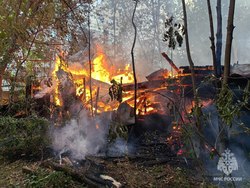 В центре города горели нежилые постройки и деревья