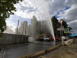 На перекрёстке у больницы забил 20-метровый коммунальный фонтан