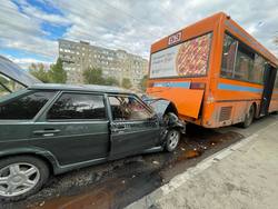 Четырнадцатая врезалась в автобус