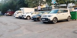 Припаркованные машины более тысячи раз блокировали мусорки