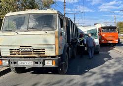 На Буровой столкнулись маршрутка и грузовик. Пострадали пятеро