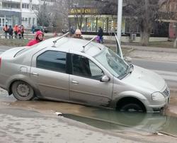 На проспекте Энтузиастов автомобиль провалился в яму