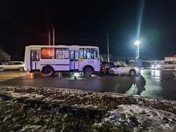 В результате столкновения пяти машин и автобуса пострадал пассажир