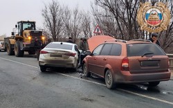 В ДТП попали две легковушки и погрузчик, пострадали двое