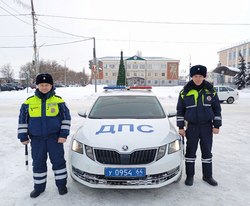 Полицейские помогли водителю увязшего в снегу грузовика