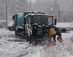 В коммунальных колдобинах во дворе застрял мусоровоз