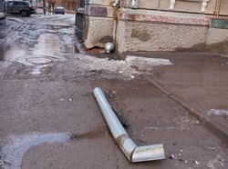 На доме в центре города отвалилась водосточная труба