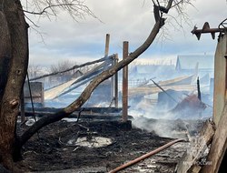 В сгоревших надворных постройках нашли погибшего