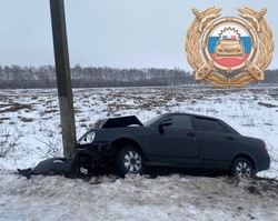 В Вязовке Приора врезалась в столб, пассажир в больнице