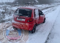 С занесённой снегом дороги скатился 'Матиз', пострадали двое