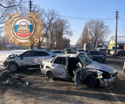 'Хендэ' столкнулся с 'Приорой', пострадали двое