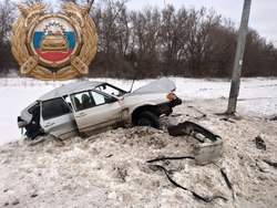 ВАЗ врезался в столб, пострадала трёхлетняя девочка