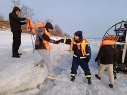 Спасатели эвакуировали со льда Волги пятерых человек