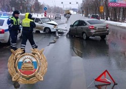 Три 'ВАЗа' столкнулись на дороге, есть пострадавший