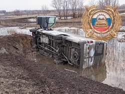 Перевернулся автобус с детьми: четверо в больнице