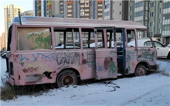 В Красноярске после жалоб горожан вывезут брошенный на улице автобус