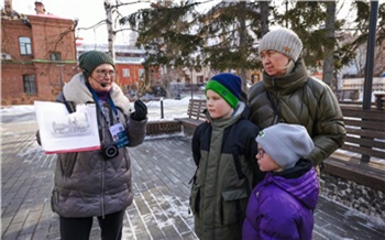 «Слушали и смотрели не отрываясь»: к 8 Марта СГК провела для многодетных семей необычную экскурсию по Красноярску