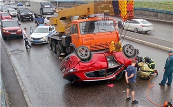 На Свободном автомобиль перевернулся и чуть не оказался под автокраном