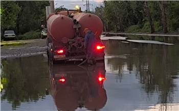 Вода заполнила все дороги: в Красноярске продолжают устранять последствия ливня