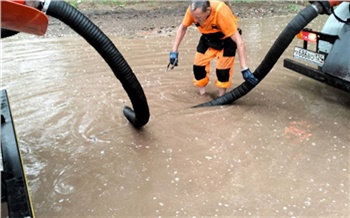 С дорог Красноярска откачивают воду после ливня