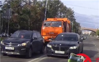 Автохам на BMW оправдал выезд на встречку в центре Красноярска заболевшим животом