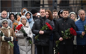 Красноярцы возложили цветы к памятнику оперного певца Дмитрия Хворостовского