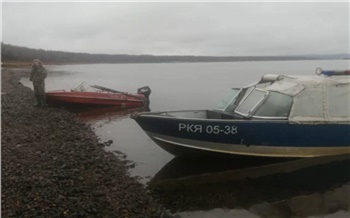 В Красноярском крае полицейские спасли выпавшего из моторной лодки человека