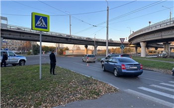 На пешеходном переходе на Калинина в Красноярске иномарка наехала на трех подростков