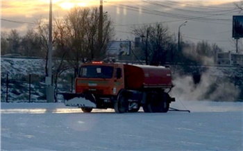 На красноярском острове Татышев начали заливать каток