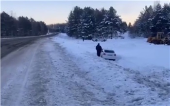 В Красноярском крае инспекторы ДПС помогли водителю достать авто из кювета