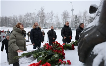 Красноярцы возложили цветы к мемориалу «Воинам-сибирякам — защитникам Москвы»