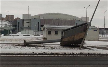 Незаконный баннер рухнул в Красноярске