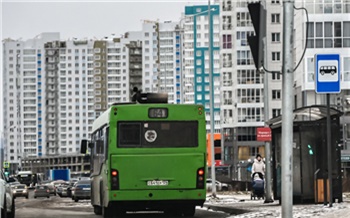 Красноярцам напомнили телефон для жалоб, если в автобусе не объявляют остановки