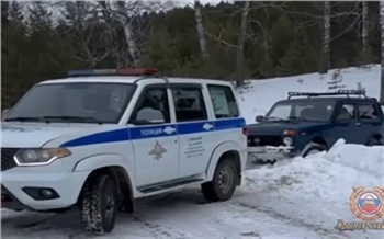 В Иланском районе гаишники помогли рыбакам вытащить Ниву из снега