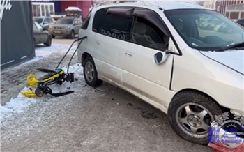 В Красноярске подросток на «Тойоте» пытался скрыться с места ДТП и сбил 2-летнего ребенка