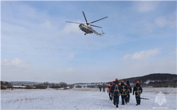 Красноярские спасатели научили служебную собаку десантироваться с вертолета