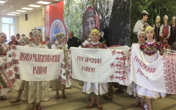 На Славянской площади работает певческая и мастеровая площадка Традиции живая нить