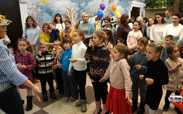 Юным брянским поклонникам театрального искусства показали премьерный спектакль «Цветик-семицветик»