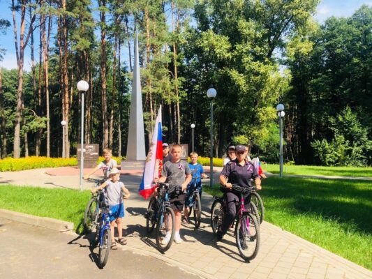 Транспортные полицейские линейного отдела полиции на станции Унеча провели патриотическую акцию Флаг России  наша гордость