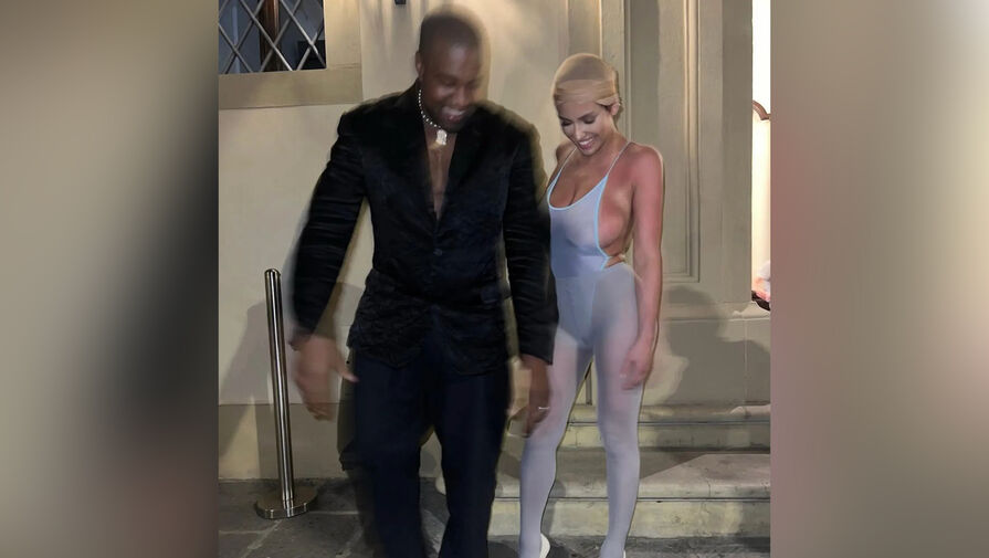 Модель Бьянка Цензори показала фигуру в полупрозрачном джемпере и колготках