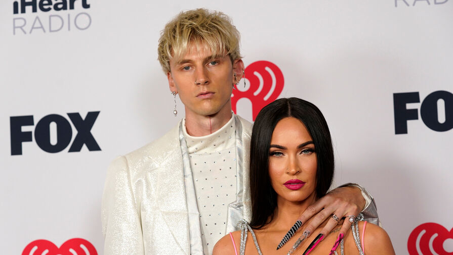 Рэпер Machine Gun Kelly перестал пить и контролировать Меган Фокс ради их отношений